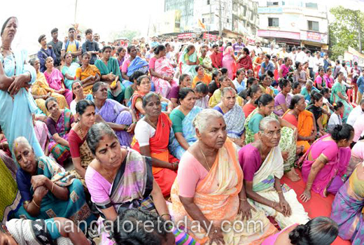 yettionhole protest 1